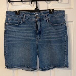 Lee women’s regular fit mid rise Shorts